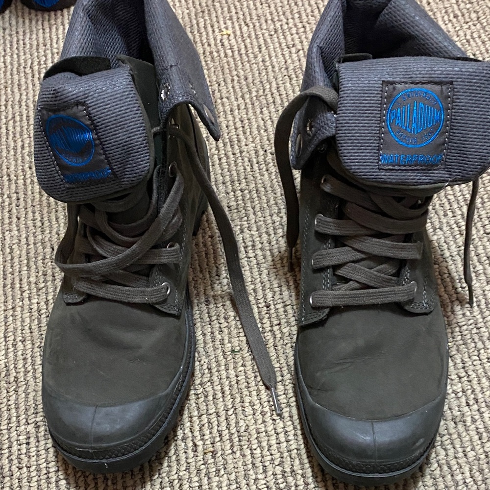 Men’s short waterproof boots. Can wear them higher or folded over.